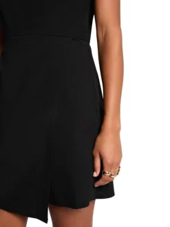 Robe courte noire unie avec une coupe cintrée et un col rond