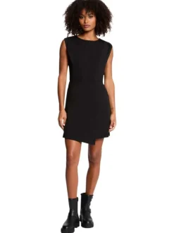 Robe courte noire unie avec une coupe cintrée et un col rond