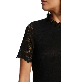 Robe courte noire unie avec une coupe droite à col rond et des manches courtes
