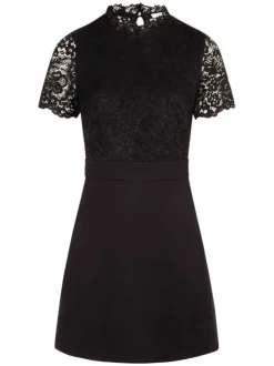 Robe courte noire unie avec une coupe droite à col rond et des manches courtes