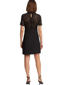Robe courte noire unie avec une coupe droite à col rond et des manches courtes