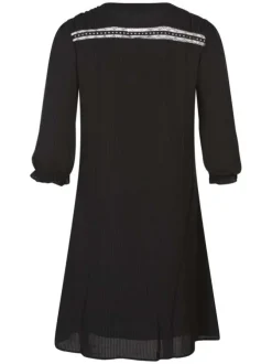Robe courte noire unie avec une coupe droite à col v et des manches longues