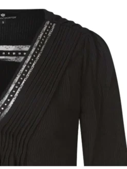 Robe courte noire unie avec une coupe droite à col v et des manches longues