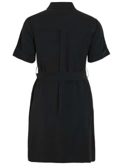 Robe courte noire unie avec une coupe droite et une ceinture à la taille