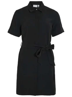 Robe courte noire unie avec une coupe droite et une ceinture à la taille