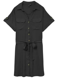 Robe courte noire unie avec une coupe droite et une fermeture boutonnée