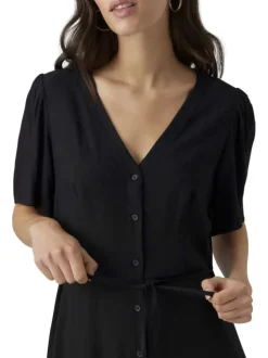 Robe courte noire unie avec une coupe droite fluide, col v et à manches courtes