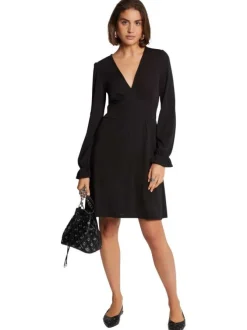 Robe courte noire unie cintrée avec un col V et des manches longues