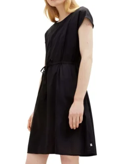 Robe courte noire unie coupe droite col rond et avec un lien à la taille
