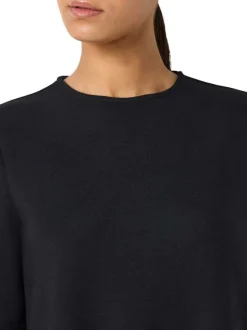 Robe courte noire unie à coupe évasée sur le bas et à col rond