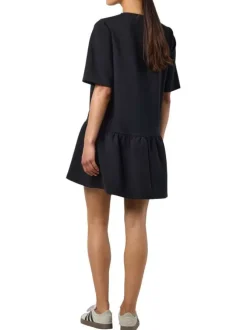 Robe courte noire unie à coupe évasée sur le bas et à col rond