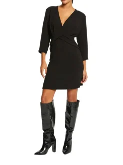 Robe courte noire unie effet gauffré avec une coupe droite col v et à manches courtes