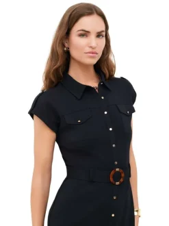 Robe courte noire unie en coton avec une coupe ajustée et un col chemise
