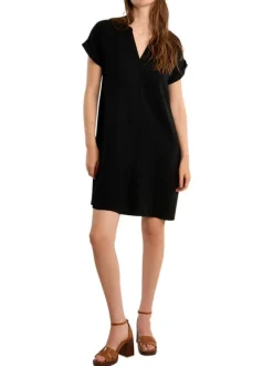 Robe courte noire unie pourvue de manches courtes et d'un col tunisien