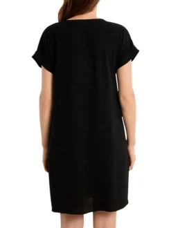 Robe courte noire unie pourvue de manches courtes et d'un col tunisien