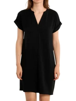 Robe courte noire unie pourvue de manches courtes et d'un col tunisien