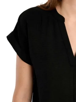 Robe courte noire unie pourvue de manches courtes et d'un col tunisien