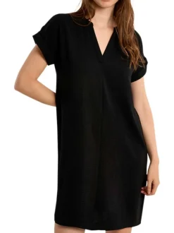 Robe courte noire unie pourvue de manches courtes et d'un col tunisien