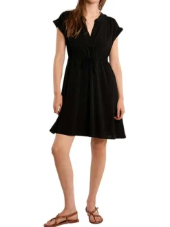 Robe courte noire unie pourvue d'un col tunisien et de manches courtes