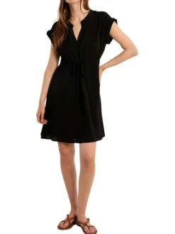 Robe courte noire unie pourvue d'un col tunisien et de manches courtes