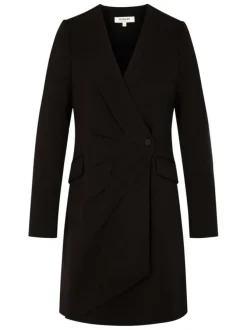 Robe courte noire unie pourvue d'un col v et de manches longues