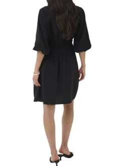 Robe courte noire unie pourvue d'une coupe cintrée avec une taille élastiquée