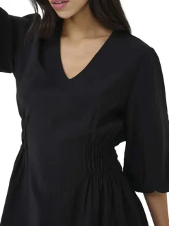 Robe courte noire unie pourvue d'une coupe cintrée avec une taille élastiquée
