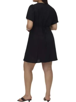Robe courte noire unie pourvue d'une coupe évasée et de manches courtes
