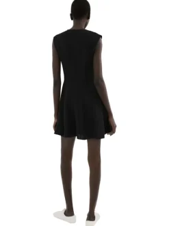 Robe courte noire unie sans manche pourvue d'une coupe évasée