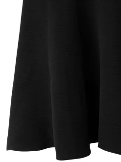 Robe courte noire unie sans manche pourvue d'une coupe évasée
