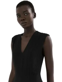 Robe courte noire unie sans manche pourvue d'une coupe évasée
