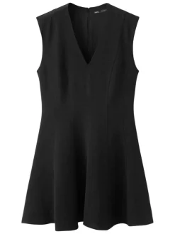 Robe courte noire unie sans manche pourvue d'une coupe évasée