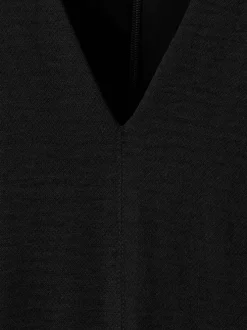 Robe courte noire unie sans manche pourvue d'une coupe évasée