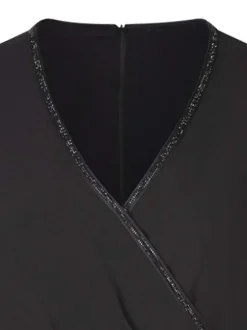 Robe courte noire unie zippée au dos à col cache-coeur avec des strass