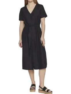 Robe courte noir uni avec une coupe droite à col v et des manches courtes