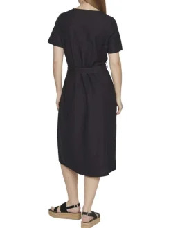Robe courte noir uni avec une coupe droite à col v et des manches courtes