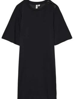 Robe courte noir unie pourvue d'un col rond et de manches courtes
