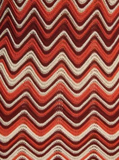 Robe courte orange à motifs avec une coupe ajustée et un col rond