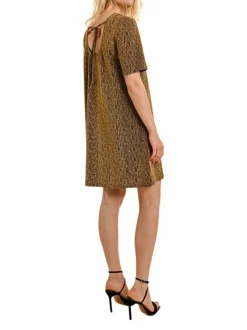 Robe courte or unie avec une coupe droite à col v et des manches courtes