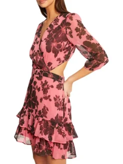 Robe courte rose fleurie transparente au niveau des manches longues et du dos