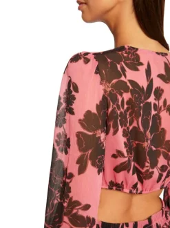 Robe courte rose fleurie transparente au niveau des manches longues et du dos