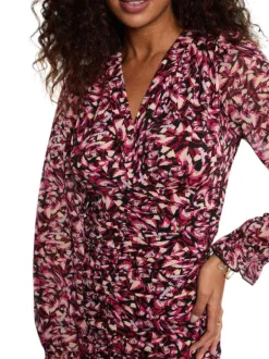 Robe courte rose florale avec une coupe cintrée et un col V