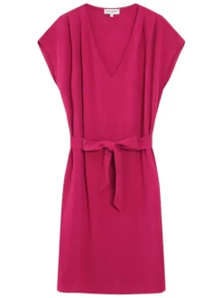 Robe courte rose unie avec une coupe droite et des manches courtes