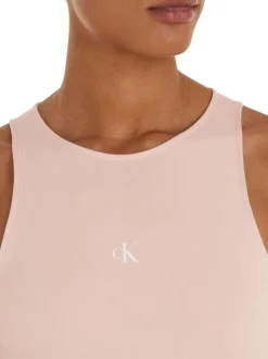 Robe courte rose unie avec une coupe près du corps un col rond et sans manches