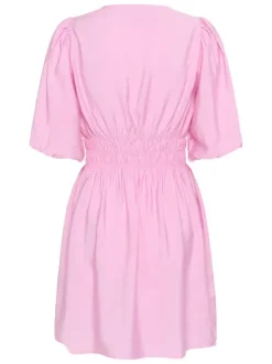 Robe courte rose unie pourvue d'une coupe cintrée avec une taille élastiquée