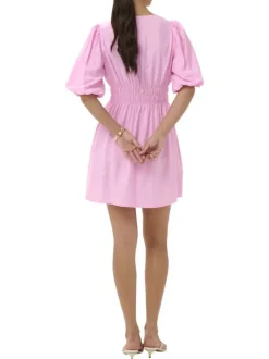 Robe courte rose unie pourvue d'une coupe cintrée avec une taille élastiquée