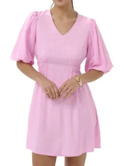 Robe courte rose unie pourvue d'une coupe cintrée avec une taille élastiquée