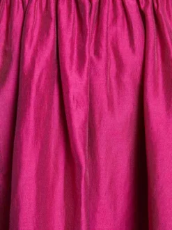 Robe courte rose unie pourvue d'une coupe évasée et d'un col en V