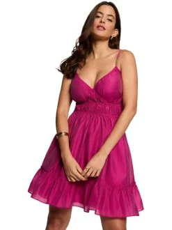 Robe courte rose unie pourvue d'une coupe évasée et d'un col en V