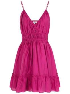 Robe courte rose unie pourvue d'une coupe évasée et d'un col en V